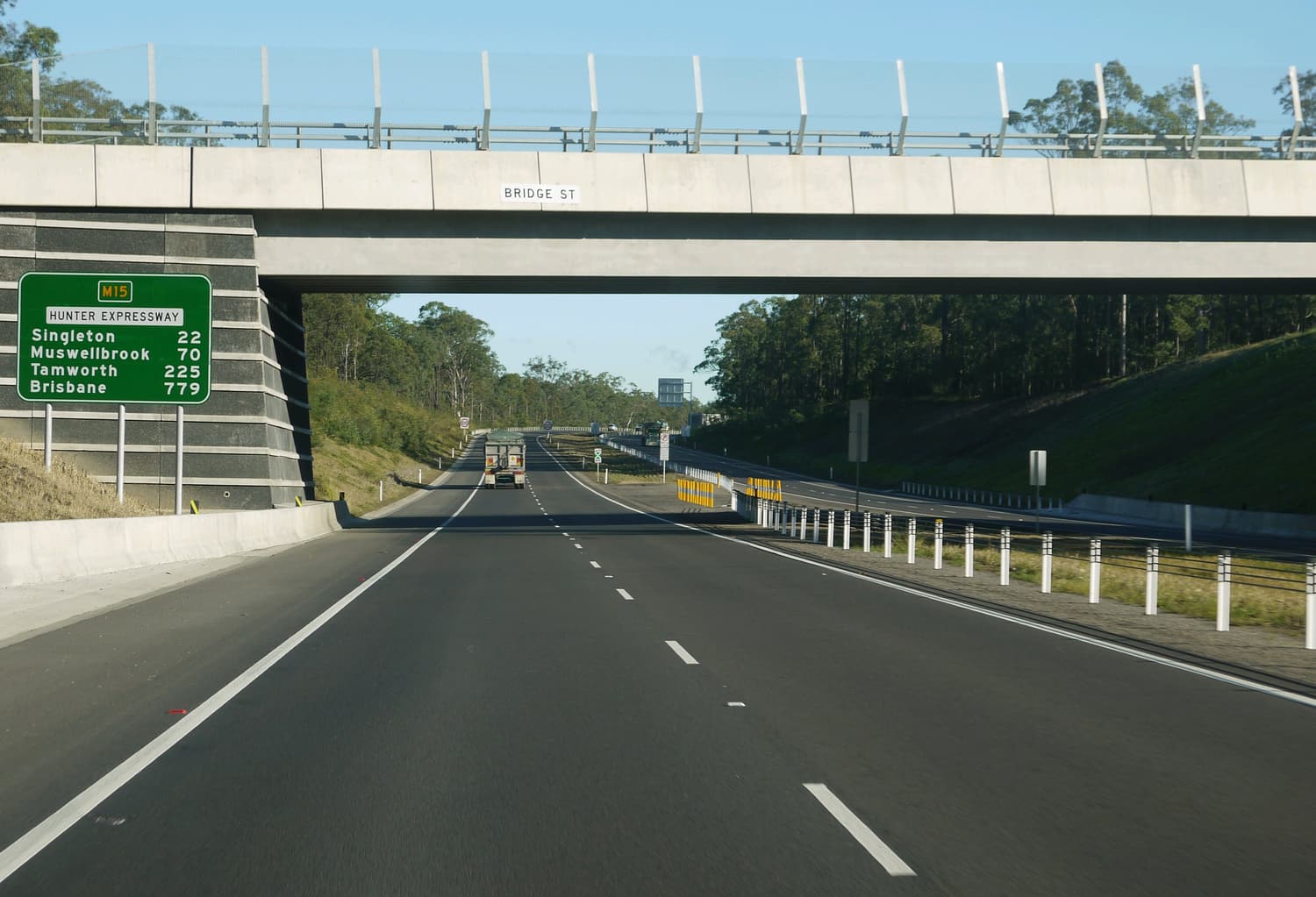 Der Hunter Expressway mit einem Entfernungsschild nach Singleton und Muswellbrook