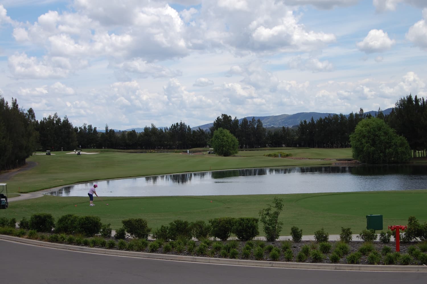 Ein See und Fairways in einem Golfresort in Lovedale