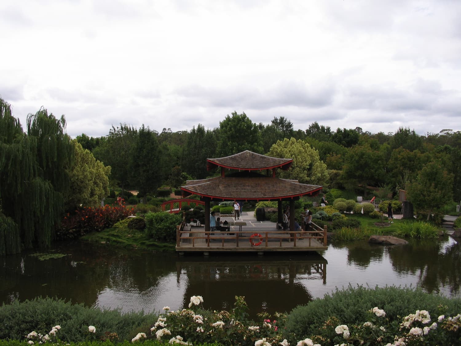 Ein Pavillon auf dem Teich im Orientalischen Garten der Hunter Valley Gardens
