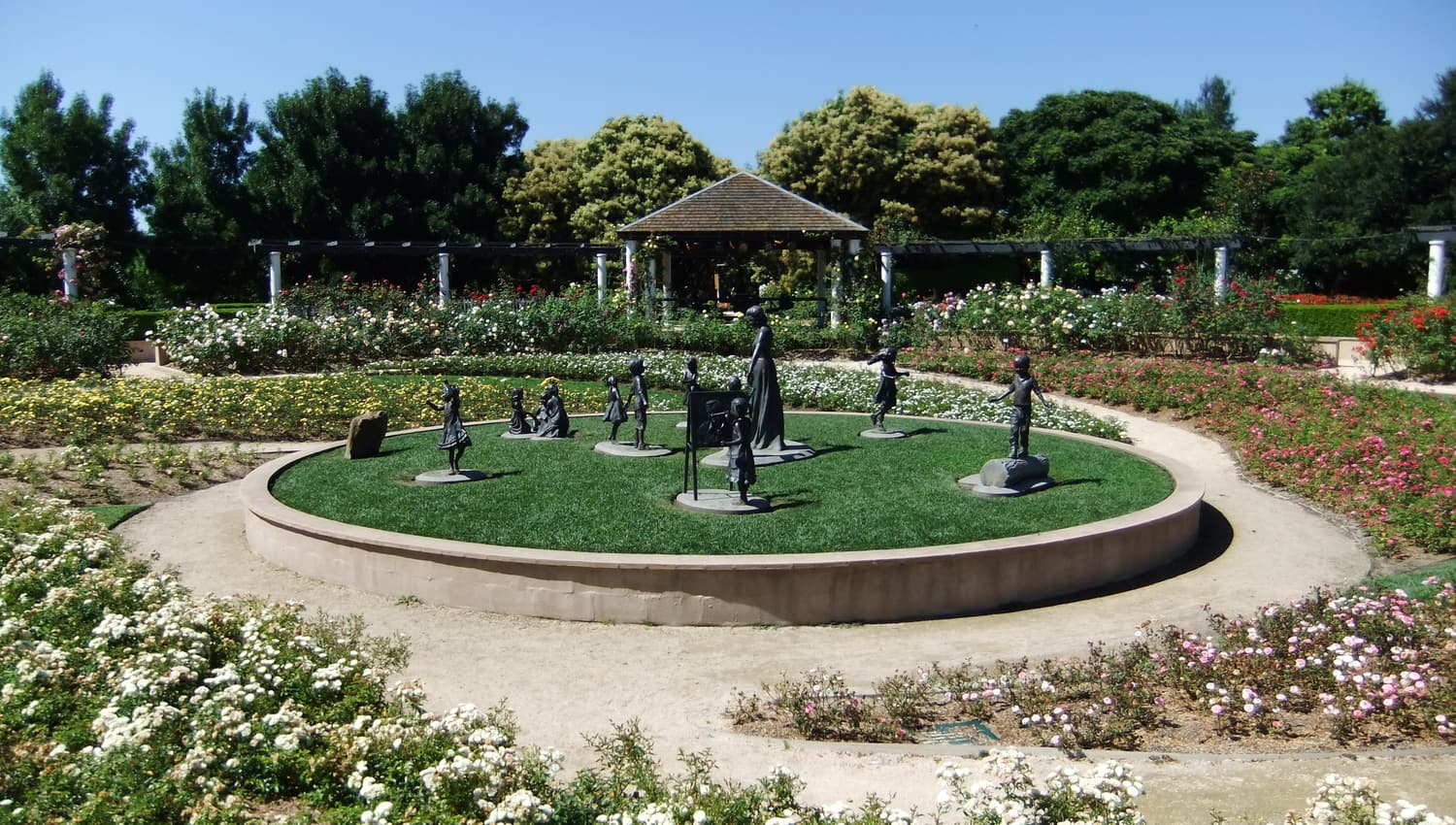 Der kreisrunde Rosengarten mit seinen Bronzefiguren in den Hunter Valley Gardens